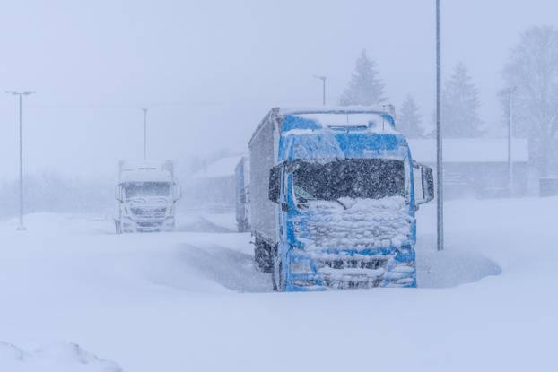 Korenica: Jako snježno nevrijeme stvorilo velike probleme u prometu