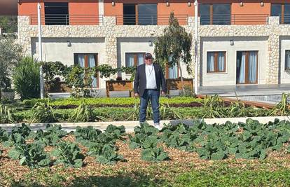 Kerum u sakou pozirao u vrtu: 'Danas sadimo raštiku, brokulu'