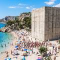 FOTO Betonska grdosija nasred rajske pla&zcaron;e u Hrvatskoj: 'To je najbolji prizor apartmanizacije'