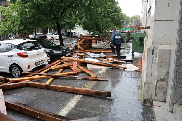 Osijek: Jak vjetar srušio drvenu skelu