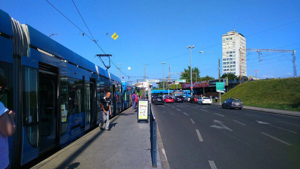 Zastoj u Zagrebu: Tramvaj stao ispod pothodnika u Držićevoj