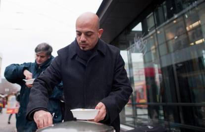 Dobro se dobrim vraća: Sirijac hrani njemačke beskućnike 