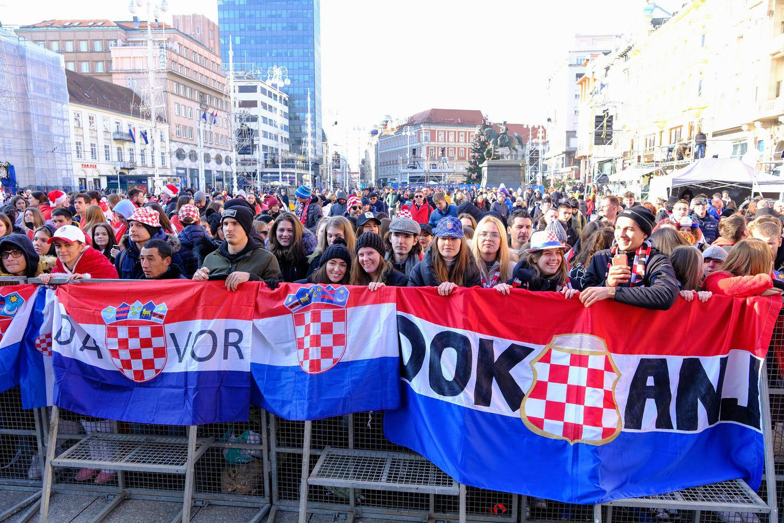 Zagreb: Najvjerniji navijači na Trgu već zauzeli mjesta za doček Vatrenih