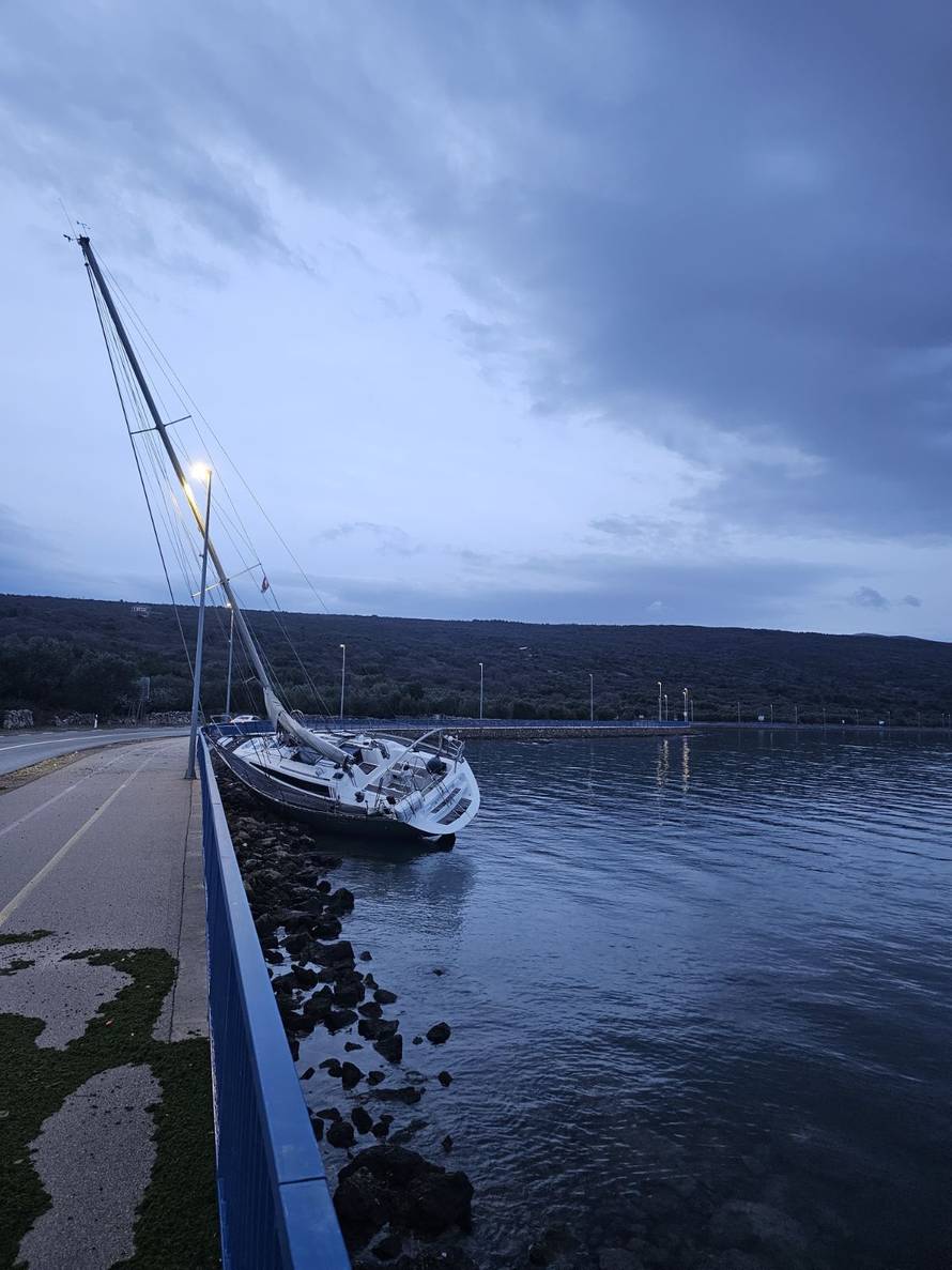 Pogledajte fotke: Olujni vjetar izbacio brod na obalu na Krku!
