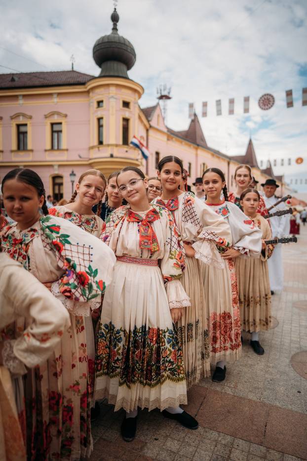 Dječje vinkovačke jeseni: Spoj folklora i slavonskih pjesama
