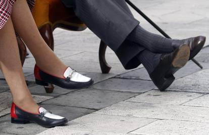 I danski princ osjeća recesiju pa zato 'fura' izlizane cipele?