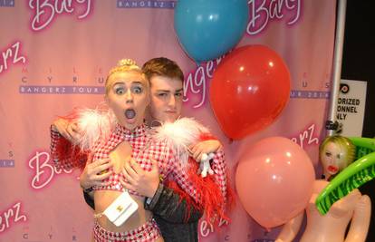 Miley fanu dala da je zgrabi za grudi, a odglumili su i poljubac