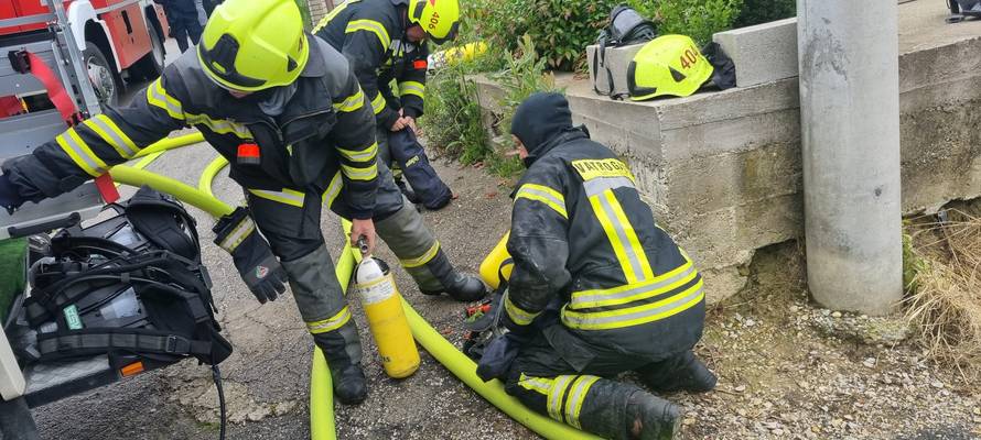 Vatrogasci ugasili požar u Svetom Ivanu Zelini: Zapalila se drvarnica ispred obiteljske kuće