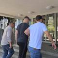 FOTO Maloljetnika koji je napao mladi&cacute;a u Sl. Brodu doveli na sud. &Ccaron;eka se odluka o pritvoru