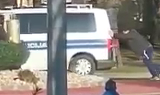 Video iz Nove Gradiške: Gurali policijski kombi koji se pokvario