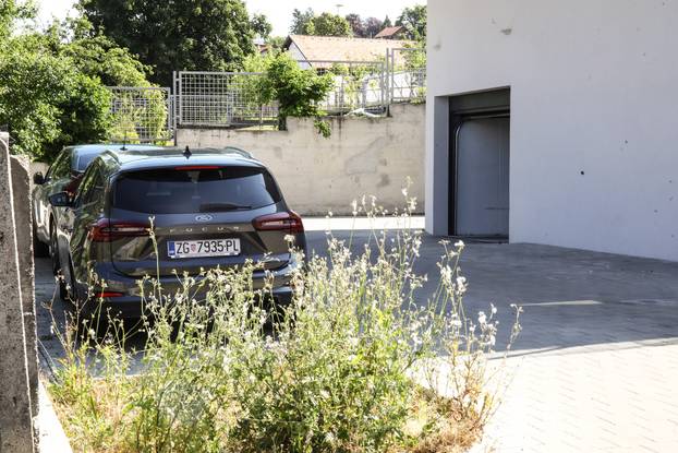 Zagreb: Policijski očevid još uvijek traje gdje su sinoć u ulici Črna voda ubijeni muškarac i žena