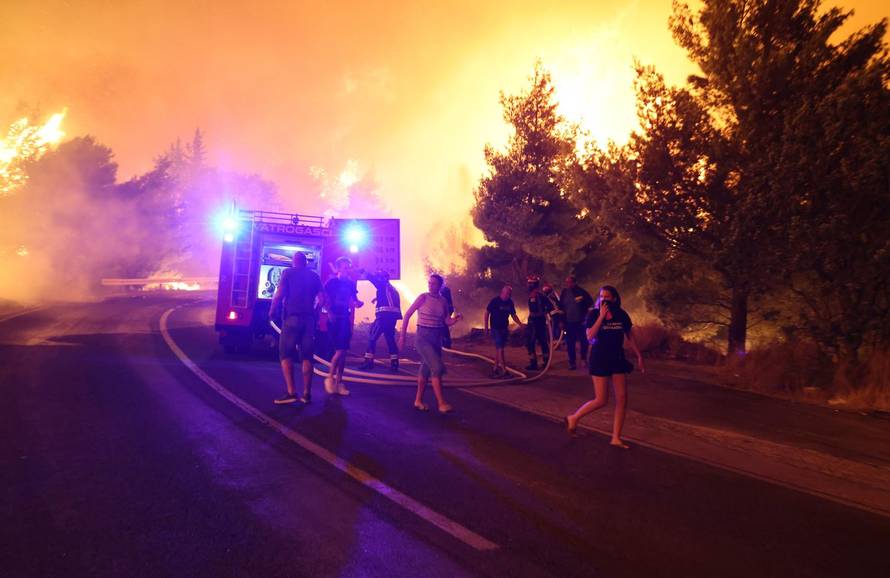 Požar kod Omiša: Evakuiran velik broj turista i mještana, pred vatrogascima je besana noć