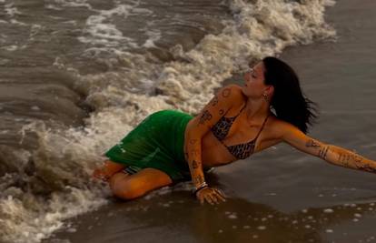 Mia Negovetić u badiću na plaži otkrila svoje brojne tetovaže...