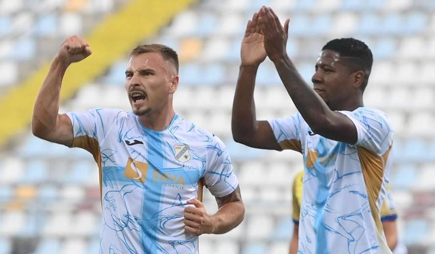 Dresovi spektakularni, navijači vrhunski... Momčad se još traži