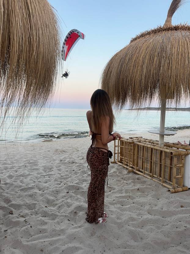 FOTO Unuka legende kriketa izazvala pomamu bez grudnjaka