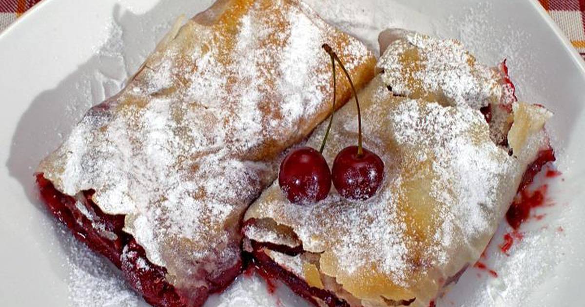 Фило с творогом и ягодами. Штрудель вишневый с мороженым. Штрудель с вишней. Штрудель с вишней и творогом. Ягодный штрудель.
