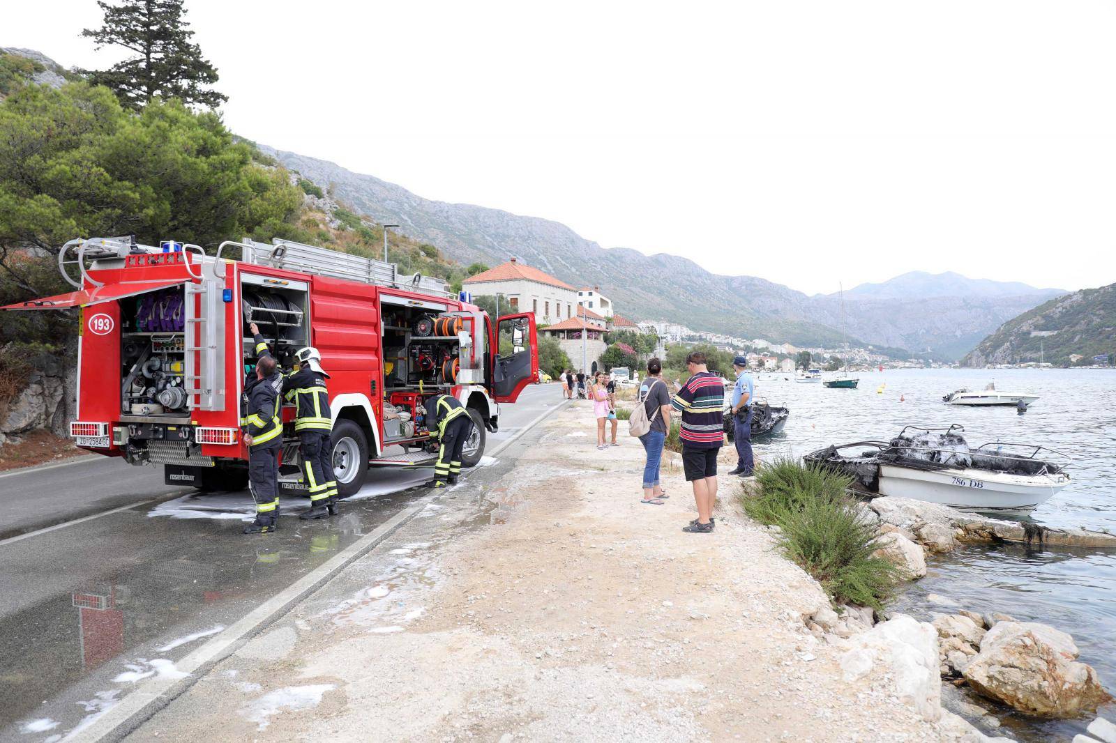 VIDEO Požar kod Dubrovnika: Gorjele brodice, jedan kombi, automobili, crni dim je posvuda