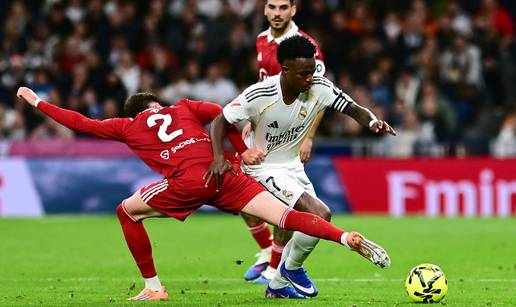 VIDEO Navija&ccaron;i Reala izvi&zcaron;dali su Vinija. Evo kako je odgovorio