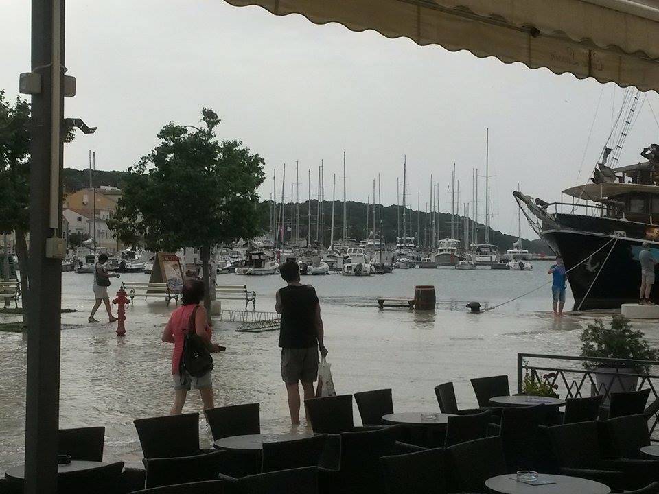 Plimni val poplavio Mali Lošinj: 'Plivala' riva, kafići, trgovine...