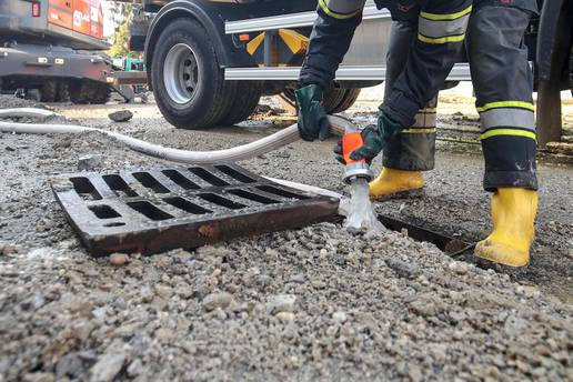 Već treći put u mjesec dana puknuo cjevovod na Trešnjevci: Dio Srednjaka bez pitke  vode