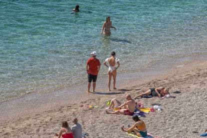 Ma kakva jesen?! Drugi je dan listopada, a plaže u Dubrovniku i Splitu nakrcane su kupačima