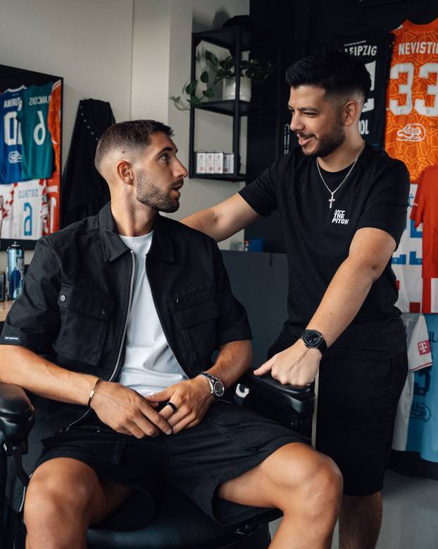 FOTO Tko je brijač 'vatrenih'? Uspio je nagovoriti Modrića na promjenu: 'Perišić? Boljelo me'