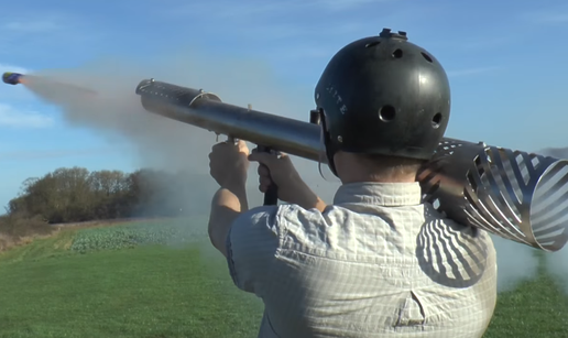 Napravio je bacač raketa samo da bi s njim skidao - čarape