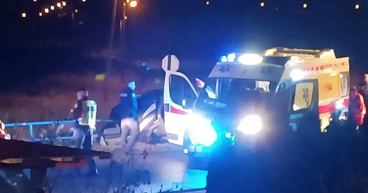 Car Accident in Bjelovar: Two Seriously Injured in Crash Into Fence