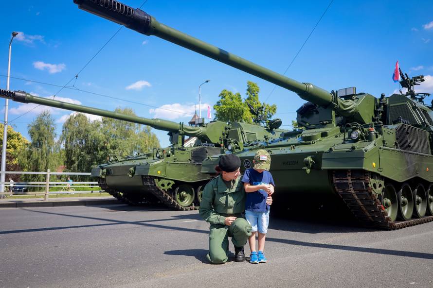 Zagreb: Građani se okupljaju duž trase vojnog mimohoda