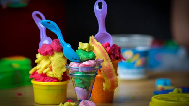 Play-Doh plastelin nije oduvijek služio za dječju igru - njime su domaćice nekad čistile tapete