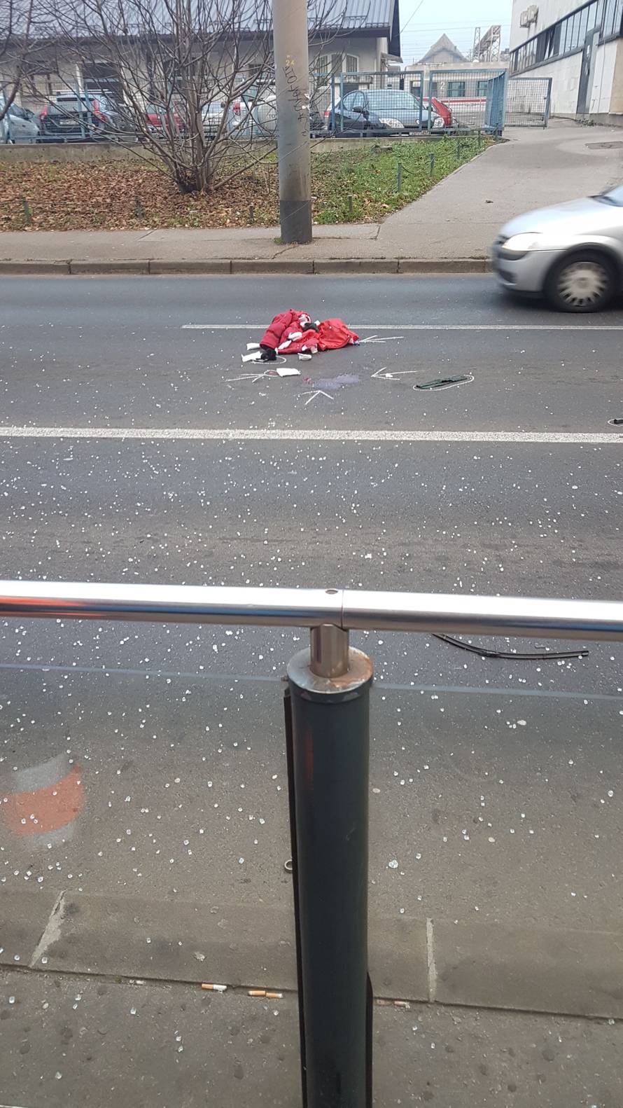 Prelazila cestu na crveno pa ju je udario auto i teško ozlijedio