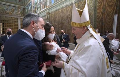 Papa krstio 16 djece u Sikstinskoj kapeli: 'Očuvajte kršćanski identitet djece'