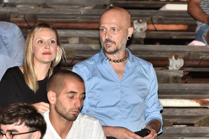 Na premijeri su boksački šampioni skandirali Šampionu