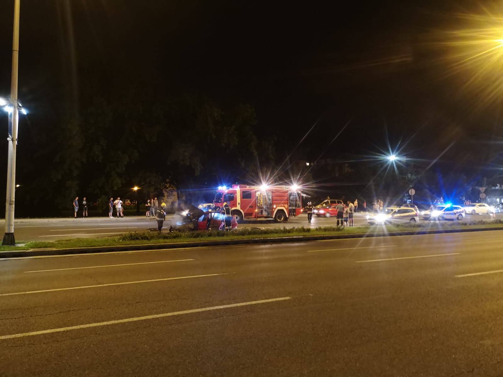 Video: Zapalio se auto na cesti u Zagrebu, muškarci istrčali van