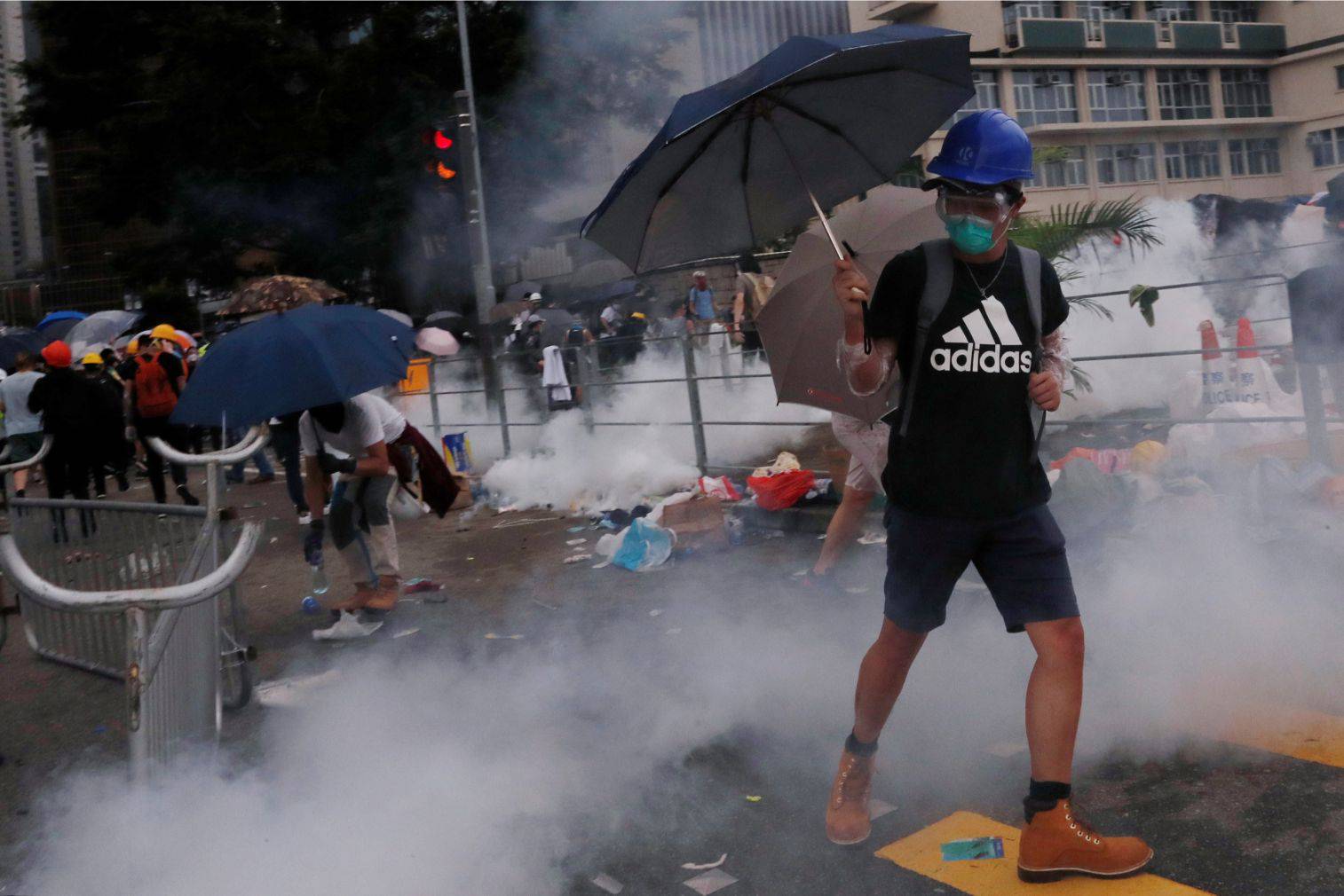 Veliki nemiri u Hong Kongu: Suzavcem gađaju prosvjednike