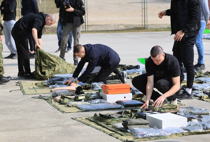 Ministar Anušić i general Kundid na prvom danu TVO-a na Slunju