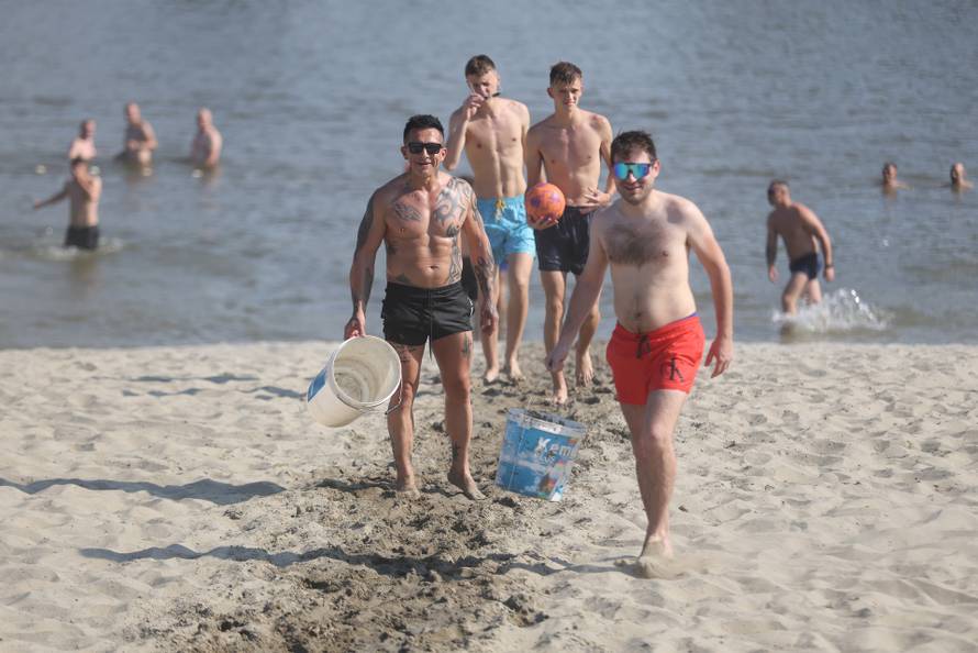 Osijek: Velika temperature je natjerala građane da potraže rashlađenje na Dravi