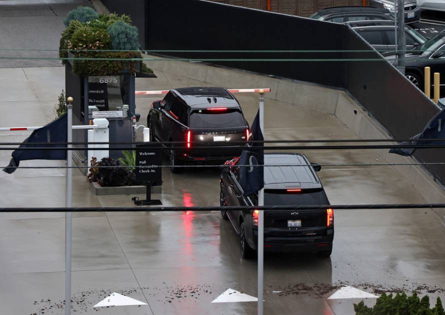 *PREMIUM-EXCLUSIVE* Prince Harry spotted at LAX's Private Suites amid family news