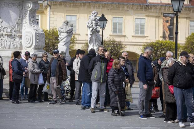 Osijek: Tradicionalna podjela blagdanskog fiš paprikaša na Trgu Svetog Trojstva