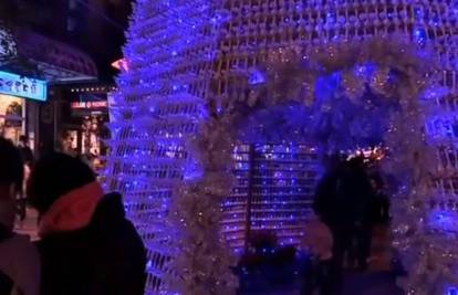 Studenti složili božićno drvce od 80 tisuća plastičnih žličica 