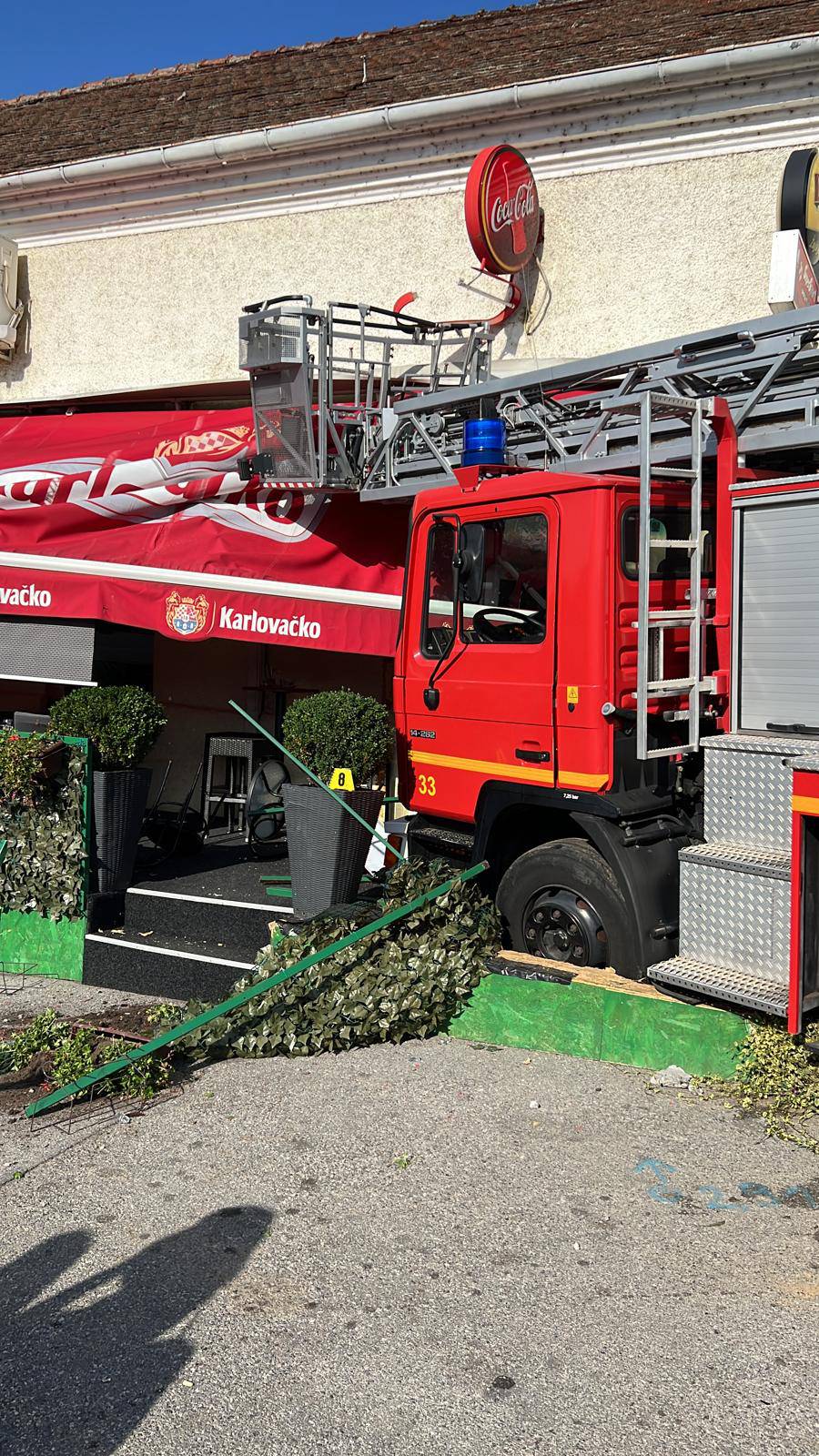 FOTO Vatrogasni kamion pomeo je terasu kafića kod Požege: 'Ne znamo kako je do toga došlo'