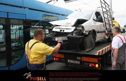 Sudarili se tramvaj i kombi u Zagrebu, dvoje ljudi ozlijeđeno