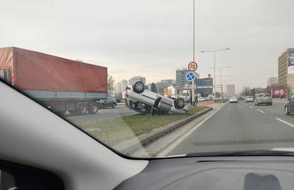 Nesreća na Slavonskoj: Auto se sudario s kamionom i prevrnuo