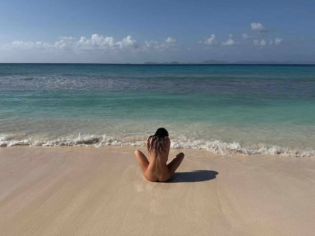 Rodile se gole pa i rođendane  slave gole. Ima smisla. Tko smo mi da im sudimo? Evo i fotki