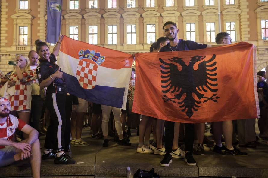 Zagreb: Navijači na na Trgu bana Jelačića prate utakmicu Hrvatska  - Portugal 
