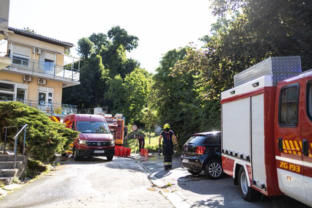 
Zagreb: Pukla cijev, voda prodrla u bolnički podrum u Rockefellerovoj