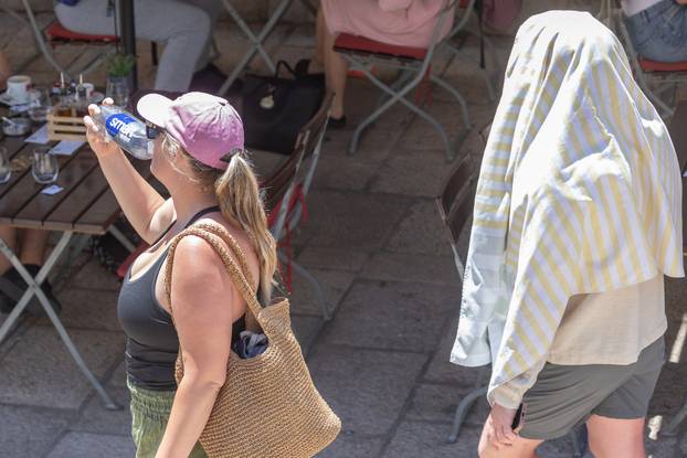 Brojni turisti traže osvježenje na visokim temperaturama u Dubrovniku