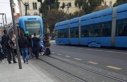 Nesreća u Zagrebu: Djevojka se spotaknula i pala pod tramvaj