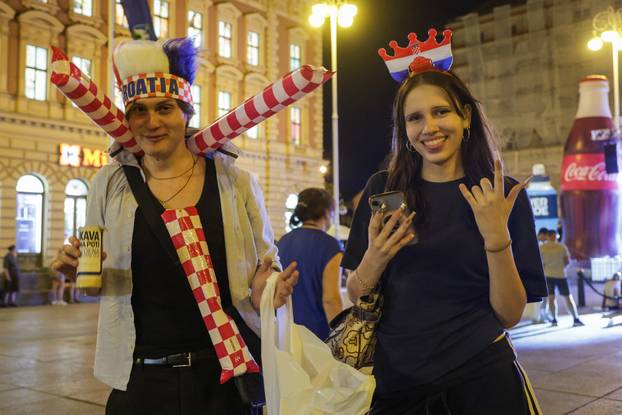 Zagreb: Navijači zauzeli mjesta unatoč tome što utakmice između Hrvatske i Portugala počinje u jedan sat
