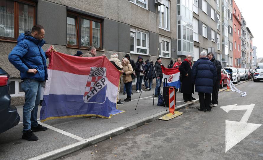 Prosvjednici  su stigli pred stan Tomislava Tomaševića i najavili  da će pjevati Thompsonove pjesme 